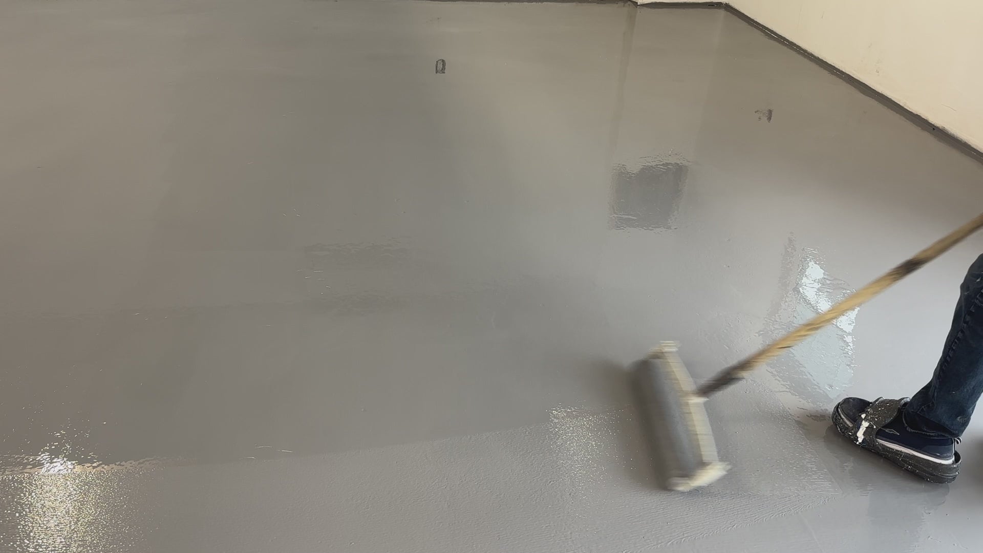 18 INCH SHED RESISTANT ROLLER COVER video in a man
