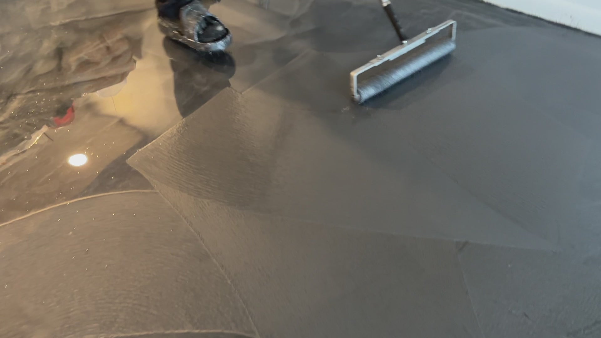 18 INCH SHED RESISTANT ROLLER COVER video in surface